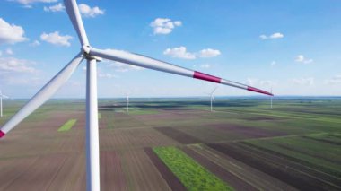 Bir yaz gününde rüzgar türbinleri ve tarım arazileri. Temiz ve yenilenebilir enerjili enerji üretimi.