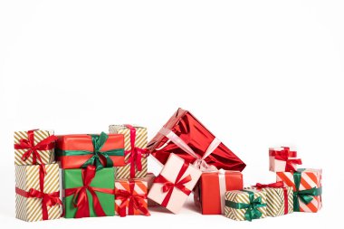 Beyaz arka planda izole edilmiş güzel paketlenmiş Noel hediyeleri. Yüksek kalite fotoğraf