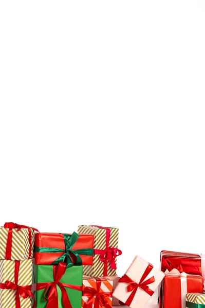 Gyönyörűen Becsomagolt Karácsonyi Ajándékok Elszigetelt Fehér Háttérrel Kiváló Minőségű Fénykép Stock Kép