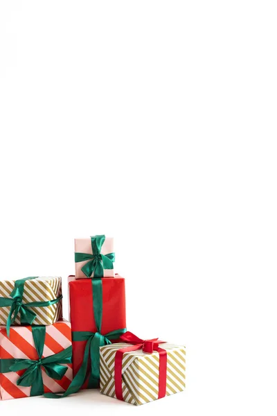 Gyönyörűen Becsomagolt Karácsonyi Ajándékok Elszigetelt Fehér Háttérrel Kiváló Minőségű Fénykép Stock Kép