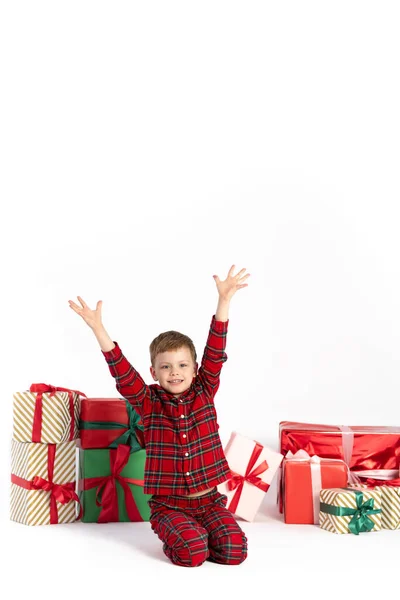 Aranyos Fiú Karácsonyi Ajándékokkal Mikulás Sapkás Fiú Kellemes Ünnepeket Kiváló Jogdíjmentes Stock Fotók