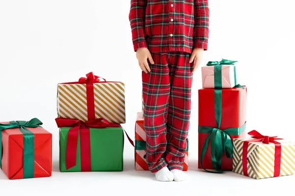 Fiatal Fiú Karácsonyi Pizsamában Karácsonyi Ajándékokkal Elszigetelt Fehér Háttérrel Kiváló Stock Kép