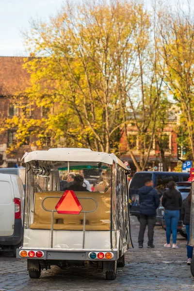 Transport Électrique Touristique Ville Attend Les Passagers Arrêt Final Jour — Photo