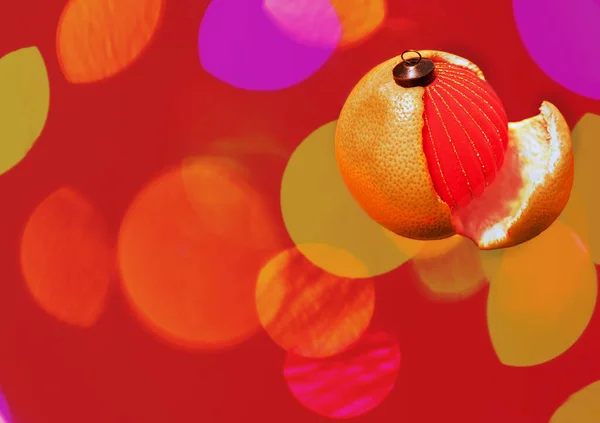 Рождественское Чудо Концепция Рождественский Красный Шар Внутри Грейпфрута Фоне Гирлянды — стоковое фото