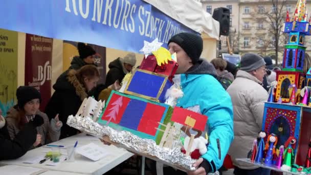 Krakkow ポーランド 2022 クリスマスの前夜にクラクフの観光スポットのミニチュアモデルの毎年の競争 Aに記念碑で街の中心部にある手仕事の展示Mickiewicz — ストック動画
