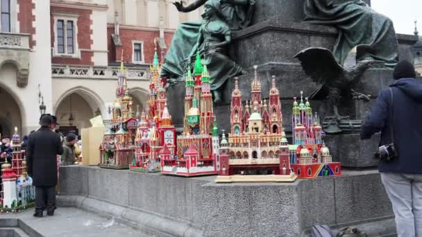 Krakow Poland 2022 圣诞节前夕在克拉科夫举行的小型景点模型年度竞赛 在市中心A Mickiewicz纪念碑举办的手工艺品展览 — 图库视频影像