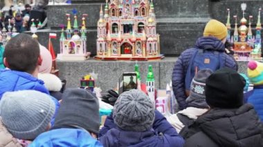 Krakow 'un merkezinde geleneksel bir el işi sergisi olan Noel arifesinde, Krakow' un minyatür çekim modellerinin yıllık yaratıcı yarışması akıllı telefonlarda izleyiciler tarafından çekiliyor.