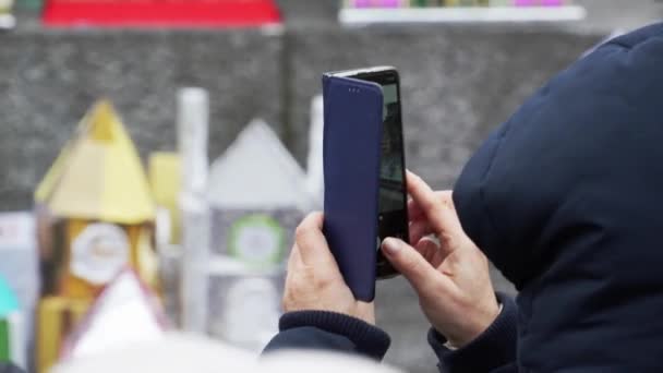 Homem Dispara Smartphone Uma Competição Criativa Anual Modelos Miniatura Atrações — Vídeo de Stock