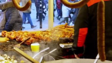 Bir şef, Polonya 'nın Krakow kentindeki bir Noel pazarında büyük bir tavada geleneksel et yemekleri hazırlıyor. Noel arifesinde Polonya aşçılık geleneklerinin özgün bir sahnesi