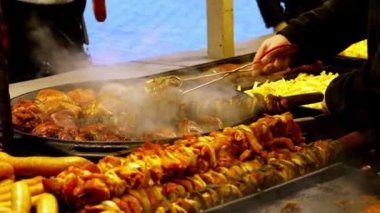 Açık havada, geleneksel et yemekleri Polonya 'nın Krakow kentindeki Noel pazarındaki bir sokak kafesinde büyük bir kızartma tavasında pişiriliyor. Noel arifesinde Polonya aşçılık geleneklerinin özgün sahnesi