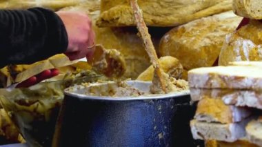 Bir şef, Polonya 'nın Krakow kentindeki Noel pazarındaki açık bir kafede müşteriye büyük bir sıcak ekmek sandviçi yapar. Noel ve Yeni Yıl arifesinde Polonya aşçılık geleneklerinin özgün sahnesi