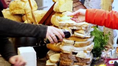 Bir kadın, Polonya 'nın Krakow kentindeki bir Noel pazarındaki bir kafede yemek için kredi kartıyla temas kurmadan ödeme yapıyor. Yeni Yıl Arifesi 'nde Polonya aşçılık geleneklerinin özgün sahnesi