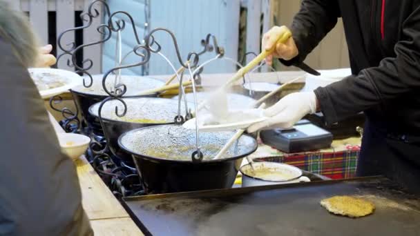 Szef Kuchni Serwuje Gorące Jedzenie Jednorazowym Talerzu Ulicznej Kawiarni Jarmarku — Wideo stockowe