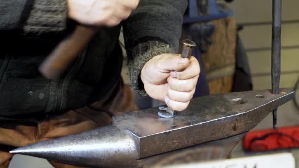 Dospělý Kovář Dokončí Výrobu Miniaturní Ocelové Podkovy Prodej Jako Suvenýr — Stock video
