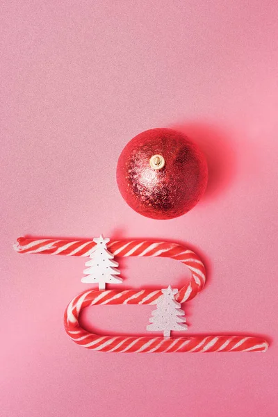 Минималистичный Рождественский Узор Новогодние Сахарные Трости Белыми Елками Рождественские Игрушки — стоковое фото