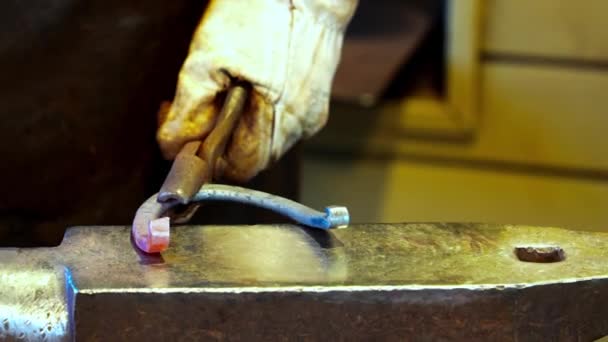 ヴィンテージブラックスミスは 赤ホットスチールビレット馬蹄形を形成するためのツールを使用しています プロの鍛冶屋は鍛冶屋のハンマーに熱い金属で動作します 肉体労働を強い男だ — ストック動画