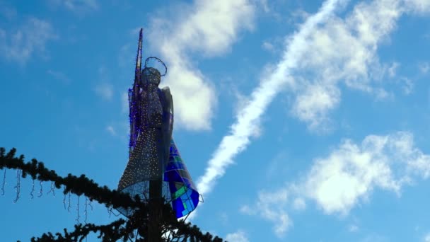 크리스마스 천사와 하늘에 비행기 중심가 중심가 시장에 천사의 모습으로 가랑의 — 비디오