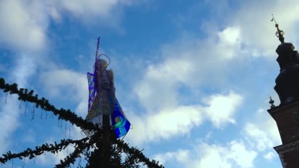 Anjo Natal Contra Céu Azul Instalação Leve Guirlandas Forma Anjo — Vídeo de Stock