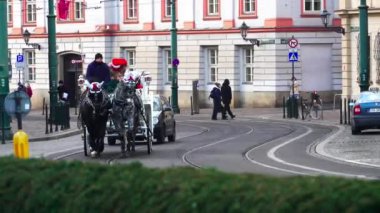 KRAKOW, POLAND - 05.12.2022: Bir kış gününde, Noel sembolleriyle süslenmiş bir at arabası turistleri şehir caddesi boyunca taşımaktadır. Krakow 'un otantik gelenekleri