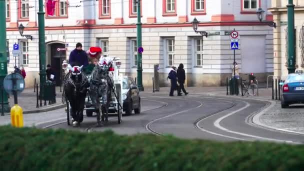 クラクフ ポーランド 2022 冬の日には クリスマスのシンボルで飾られた馬車は 街の通りに沿って車や歩行者の間で観光客を運びます クラクフの伝統 — ストック動画