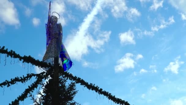 圣诞天使在蓝天的映衬下 在克拉科夫市广场主市场上轻装了一个天使的花环 真正的波兰圣诞传统 — 图库视频影像