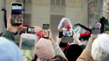 Hayranlar Noel ve yeni yıl arifesinde şarkıcının performansını soğuk bir günde sokakta akıllı telefonlara kaydediyorlar. Şarkıcı, bir kış günü Krakow, Polan 'da bir sokak sahnesinde sahne alır.