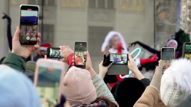 Fan Registrano Prestazioni Del Cantante Sugli Smartphone Strada Giorno Gelido — Video Stock