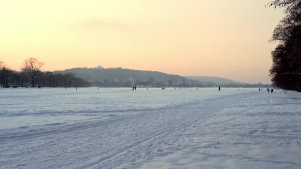 Sonnenuntergang Einem Frostigen Winterabend Über Einem Schneebedeckten Feld Die Städter — Stockvideo
