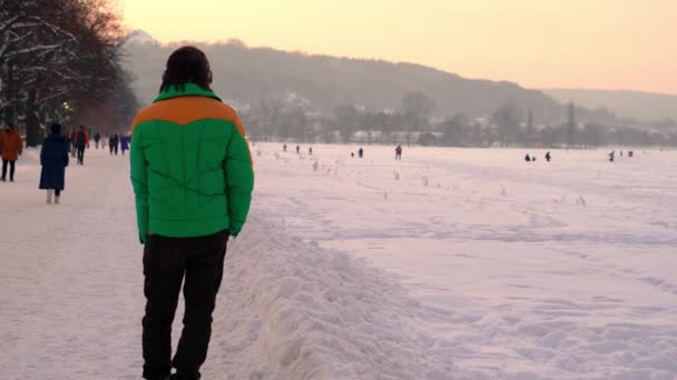 Μια Παγωμένη Χειμωνιάτικη Μέρα Στους Δρόμους Της Κρακοβίας Εθελοντές Της — Αρχείο Βίντεο