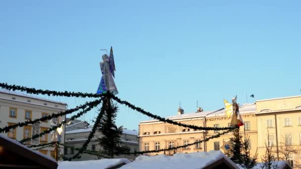 圣诞天使和鸽子在寒冷的冬日迎着蓝天 轻盈地在克拉科夫市广场主市场上安装了一个天使形的花环 波兰圣诞传统 — 图库视频影像