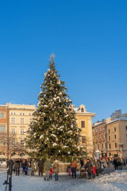 KRAKOW, POLAND - 12.18.2022: Keyfi yerinde insanlar alışveriş yapıyor, şehir merkezinde Noel ve yeni yılı kutlamaya hazırlanıyorlar. Polonya Noel geleneklerinin otantik sahnesi