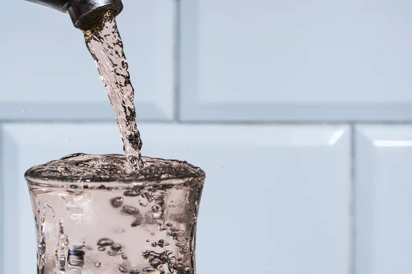 Stark Stråle Dricksvatten Från Kran Häller Med Stänk Ett Glas — Stockfoto