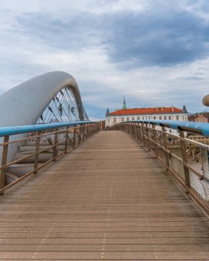 Peder Bernatek 'in Vistula nehri kıyısındaki Krakow' daki yaya ve bisiklet köprüsünde romantik bir buluşmanın anısı olarak aşk kilitleri, bulutlu bahar gökyüzü, dikey yönelim, kopyalama alanı