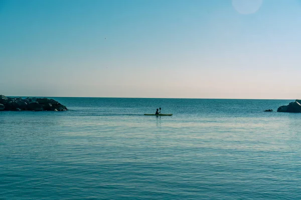 Силуэт Человека Веслом Лодке Море Солнечным Утром Морской Бухте Подлинная — стоковое фото