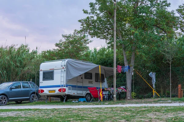 在竹林前搭便车露营 在车屋旁露营 家庭度假 旅行车旅行 真正的可持续发展 与自然健康团聚 — 图库照片