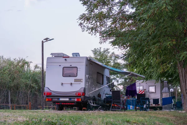 Wohnmobile Frühen Morgen Grünen Bambushain Campingmöbel Neben Dem Wohnmobilstellplatz Familienurlaub — Stockfoto