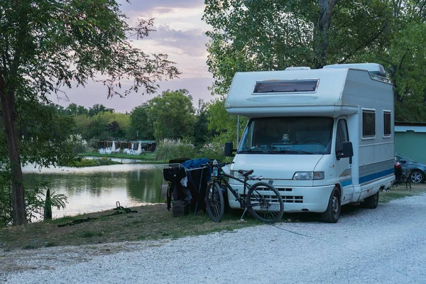 Fahrrad Neben Dem Wohnmobil Reisemöbel Neben Dem Campingplatz Frühen Morgen — Stockfoto