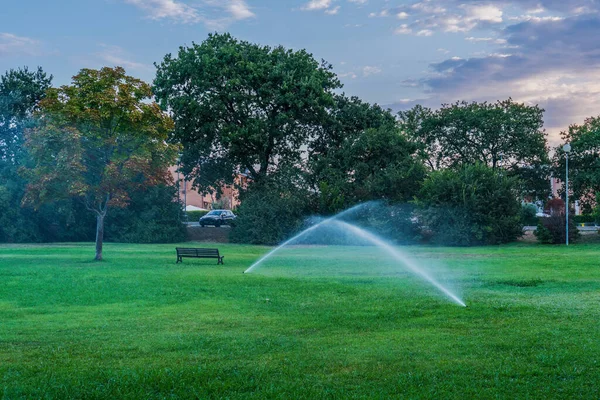 Riego Por Mañana Campo Verde Parque Ciudad Sistema Riego Parques —  Fotos de Stock