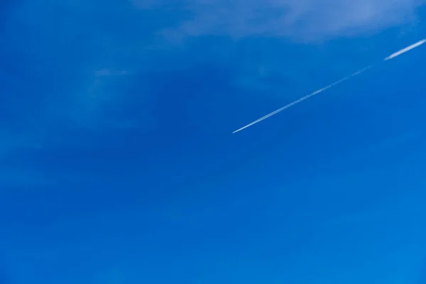 Jet Plan Kontrast Blå Himmel Utan Moln Minimalistisk Naturlig Himmel — Stockfoto