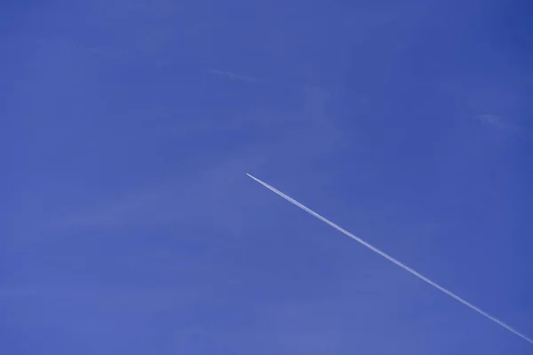 Ensam Kontrast Jetflygplan Blå Himmel Utan Moln Minimalistisk Naturlig Himmel — Stockfoto