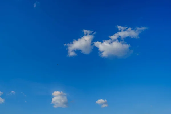 Liten Planet Högt Den Blå Himlen Med Vita Moln Minimalistisk — Stockfoto