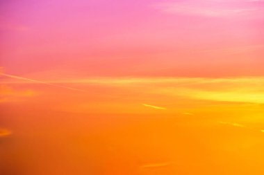 Günbatımı gökyüzünün soyut deseni ya da arkaplan için gün doğumu, güzel sıcak renkler, yumuşak odaklı günbatımı manzarası