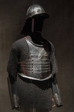 Otantik, el yapımı, karanlık bir zincire bağlı zırh. Ortaçağ savaşçısı bir şövalyenin gerçek zırhı.