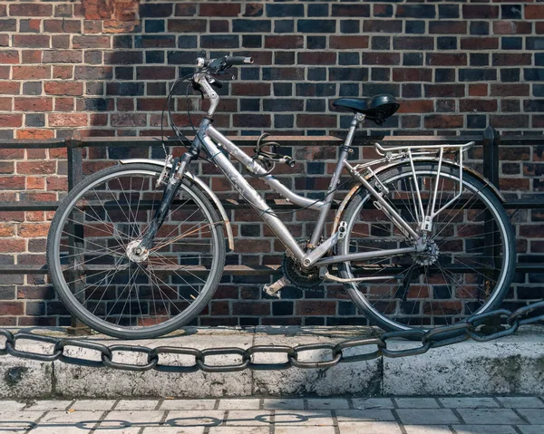 Автентичний Старий Велосипед Слідами Іржі Сонячному Світлі Тлі Середньовічної Цегляної — стокове фото