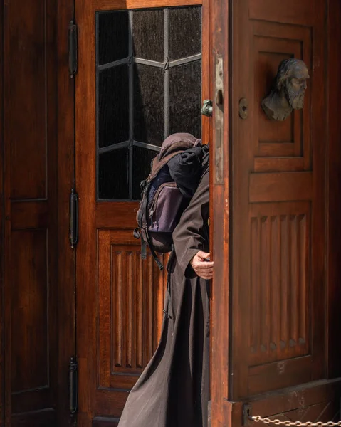 Authentischer Katholischer Pilger Schwarzer Kleidung Mit Einem Großen Rucksack Auf — Stockfoto