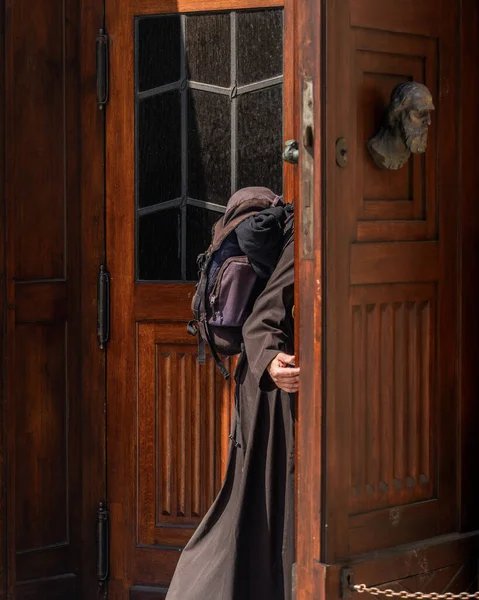 Ein Authentischer Katholischer Pilger Schwarzer Kleidung Mit Einem Großen Rucksack — Stockfoto