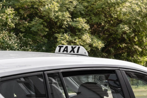 Κοντινό Πλάνο Πινακίδας Ταξί Λευκή Οροφή Αυτοκινήτου Μαύρο Κείμενο Παράθυρο — Φωτογραφία Αρχείου