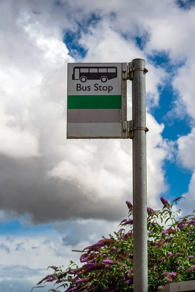 Autêntico Sinal Parada Ônibus Poste Metal Contra Céu Chuvoso Inglaterra — Fotografia de Stock