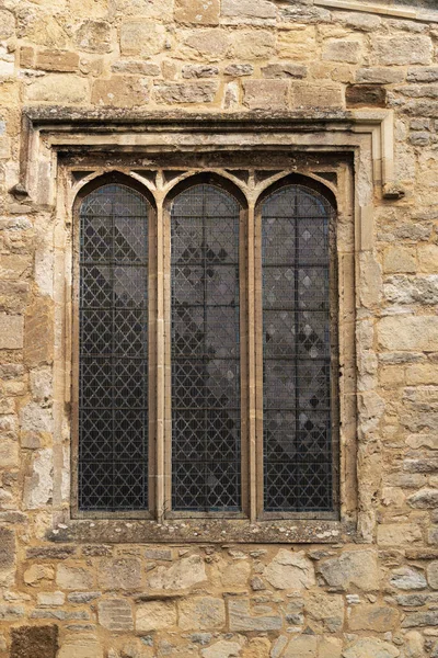 Ortaçağ Duvarındaki Ngiliz Üçlü Mızraklı Penceresinin Gerçekçi Fotoğrafı Metal Izgara — Stok fotoğraf