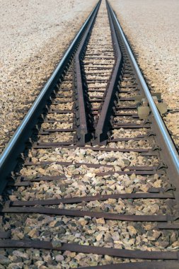 Yakın plan yıpranmış demiryolu rayları ortada belirgin bir çatlakla birlikte, engebeli dokuları ve zamanın geçişini, çürümenin özünü ve dayanıklılığını vurguluyor.